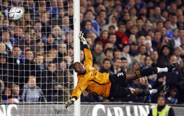 Liverpool's French goalkeeper Charles Itandje makes a diving save against Chelsea during the Carling Cup quarter-final football match at Stamford Bridge in London 19 December 2007. Chelsea won the game 2-0. AFP PHOTO ADRIAN DENNIS (Photo credit should read ADRIAN DENNIS/AFP/Getty Images)